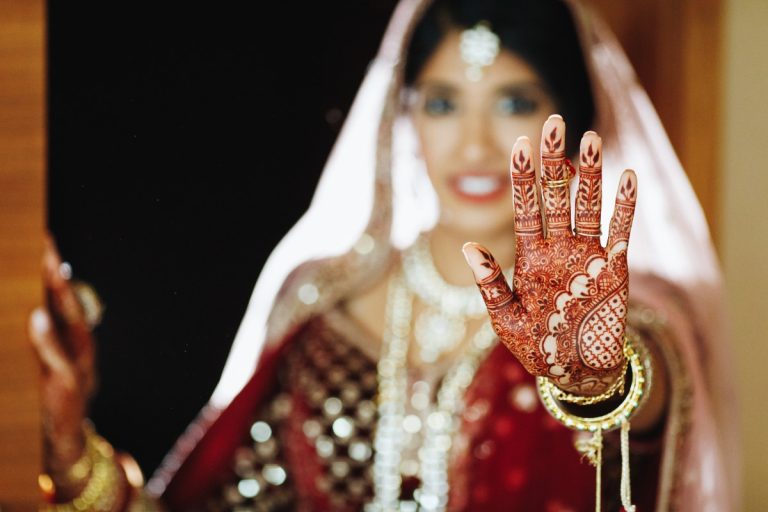 authentic-indian-bride-s-mehendi-hand (1)